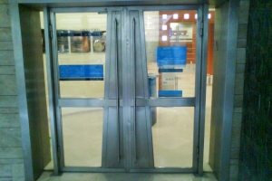 דלת כניסה מנירוסטה וזכוכית בנק לאומי רמת גן דלת כניסה מנירוסטה וזכוכית בנק לאומי רמת גן