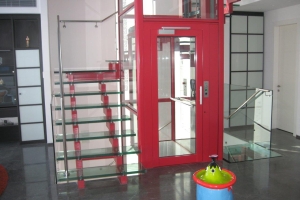 מדרגות זכוכית על גבי שדרת פלדה ומעקה זכוכית  מדרגות זכוכית על גבי שדרת פלדה ומעקה זכוכית