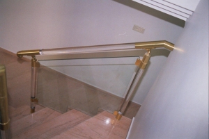 מעקה פליז בשילוב מוטות פרספקס שקוף וזכוכית מעקה פליז בשילוב מוטות פרספקס שקוף וזכוכית