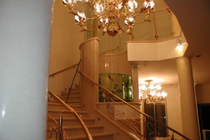 מעקות ונברשת מפליז בציפוי זהב 24 קראט בסביון  מעקות ונברשת מפליז בציפוי זהב 24 קראט בסביון