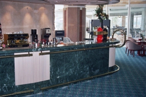 עמדת מלצרית מסעד רגל ומאחז יד מפליז מלון הולידי אין אילת  עמדת מלצרית מסעד רגל ומאחז יד מפליז מלון הולידי אין אילת