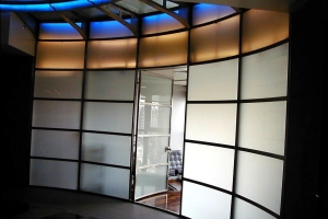 קיר עגול כולל דלת עגולה מפרופילי נירוסטה וזכוכית טריפלקס מכופפת קיר עגול כולל דלת עגולה מפרופילי נירוסטה וזכוכית טריפלקס מכופפת