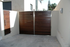 שער חניה לרכב מנירוסטה ולוחות איפאה שער חניה לרכב מנירוסטה ולוחות איפאה