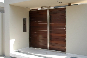 שער כניסה לבית מנירוסטה ולוחות עץ איפאה שער כניסה לבית מנירוסטה ולוחות עץ איפאה