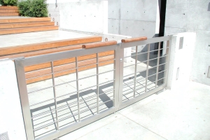 שער כניסה מנירוסטה לבית פרטי כפר שמריהו שער כניסה מנירוסטה לבית פרטי כפר שמריהו