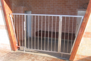 שער נירוסטה הכולל מנעול וצילינדר שער נירוסטה הכולל מנעול וצילינדר